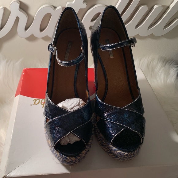 Shoe - Picture 3 of 7